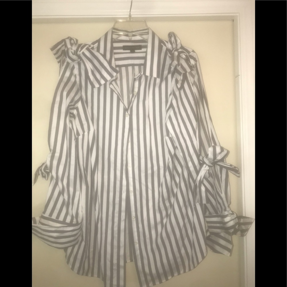 Banana Republic Ladies Button up Slit Sleeve Blouse.